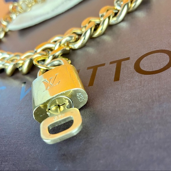 Louis Vuitton lock and key gold choker chain necklace - Picture 3 of 5